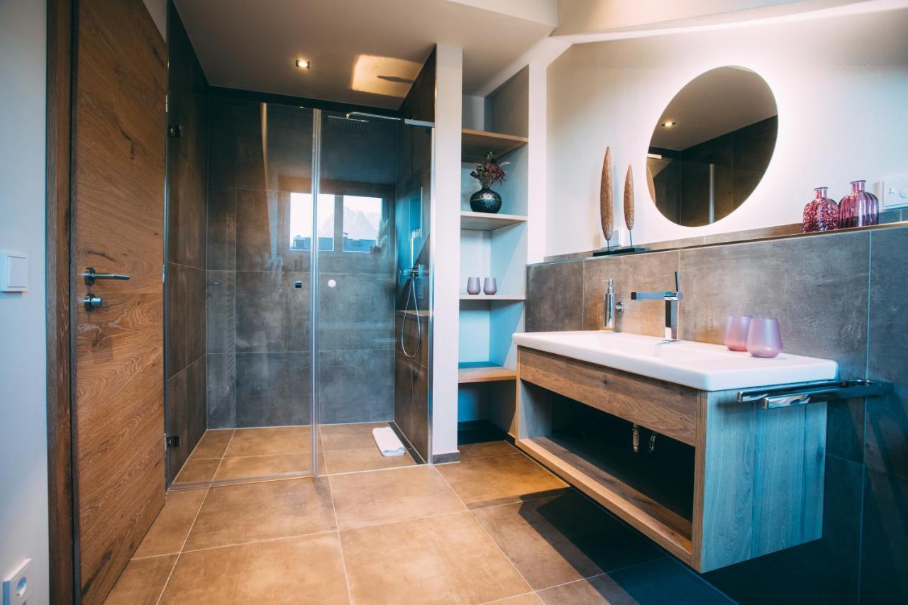 גרמיש-פרטנקירכן Boutique Chalets Alpi - Private Sauna & Cinema מראה חיצוני תמונה